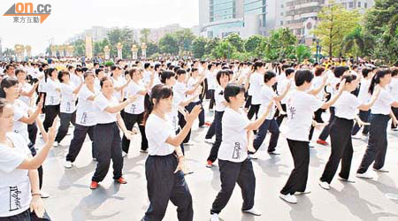 佛山羅村逾三千人同耍詠春，創下世界紀錄。	（阮穎嘉攝）