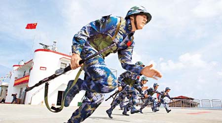 中國駐守在南沙群島的海軍早前進行軍事訓練。	（資料圖片）