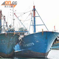 與日艦相撞損毀的中國漁船，仍停泊在深滬鎮漁港碼頭。