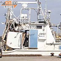 日本漁船損毀嚴重，船員在旁等候調查。	（電視畫面）