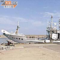 與港貨輪發生碰撞的日本漁船「第2大榮丸」。	（電視畫面）