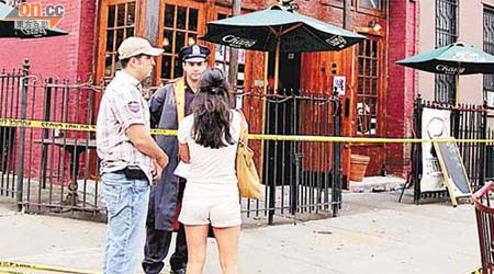警方封鎖酒吧外的事發現場調查。	（本報美國傳真）