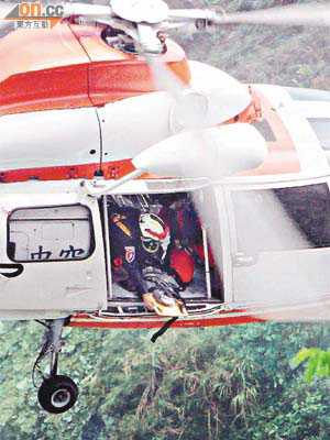 當局出動直升機將尋獲的劉芸均遺體運走。	（本報宜蘭傳真）