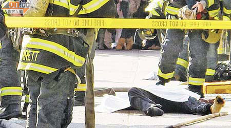 紐約市皇后區發生割喉縱火命案，圖中可見一名死者躺於地上。	（本報美國傳真）