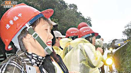 家屬代表昨到現場視察，激動呼籲加快搜索。（台灣觀光協會提供）