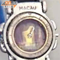 手錶刻有MACAU字樣，時間停留在約十二點半。