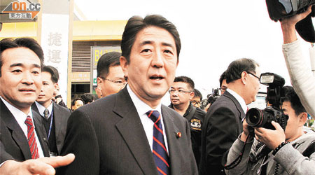 日本前首相安倍晉三（中）飛抵台灣松山機場。	（本報台北傳真）
