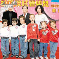王美玲（右後一）偕美籍丈夫（左後一）及六名子女，與張昇平（後中）合照。	（本報台北傳真）