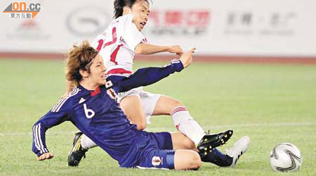 中國球員被日本後衞鐮田翔雅從後攔截。（司徒子文攝）