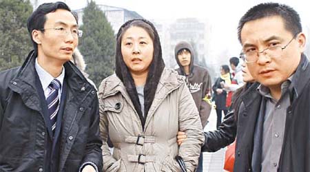 趙連海太太李雪梅（中）與律師李方平（左）、彭劍（右），傳均被當局軟禁或監控。	（資料圖片）