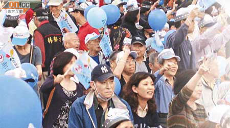 大批藍營支持者參與遊行。	（陳敏鳳攝）