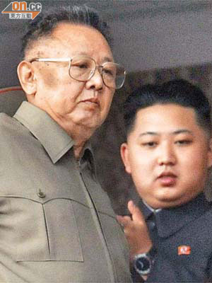 有指金正日死後，北韓會出現政治崩潰。圖為金正日（左）和接班人金正恩（右）。	（資料圖片）