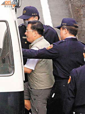 陳水扁在嚴密戒備下被移送監獄服刑。	（本報台北傳真）