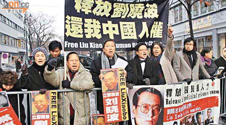 何俊仁（左二）等人在頒獎現場外示威。（互聯網圖片）