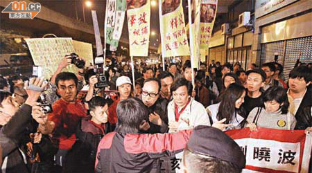 大批要求釋放劉曉波的示威者到中聯辦外抗議。	（李國健攝）