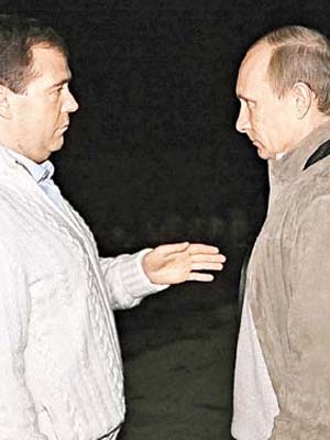 梅德韋傑夫（左）一直極力擺脫普京（右）的影子。	（美聯社）