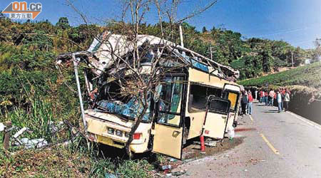 旅遊巴撼山後再撞上電線杆，車頭嚴重損毀。（本報嘉義傳真）