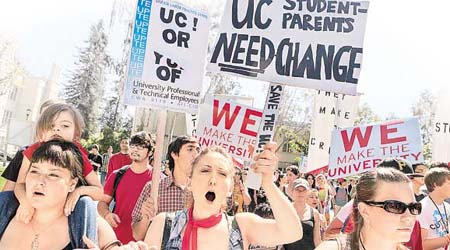 增加大學學費是州政府開源途徑之一。圖為去年加州大學柏克萊分校學生抗議加學費。（資料圖片）