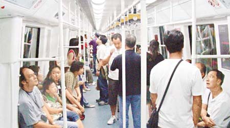 深圳地鐵已經成為市民常用交通工具。	（資料圖片）