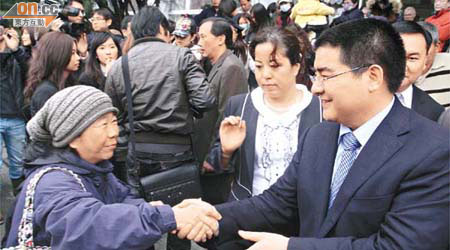 陳光標（右）昨在國北師附小接受民眾感謝。	（本報台北傳真）