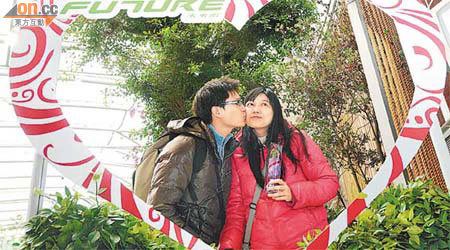 台北花博會辦情人節活動，情侶現場親吻。	（本報台北傳真）