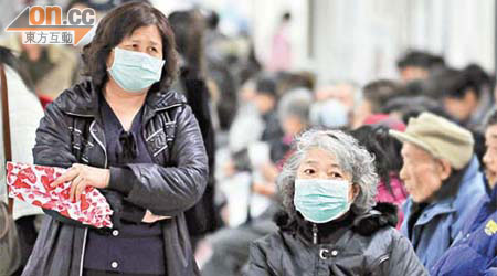 台北有醫院昨天擠滿了戴口罩準備領藥的病人。	（本報台北傳真）