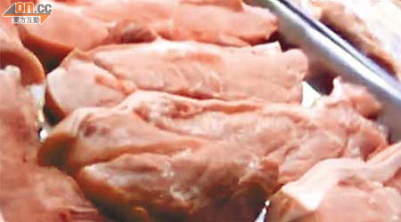 被曝光的瘦肉精豬肉幾乎沒有肥肉。	（電視畫面）