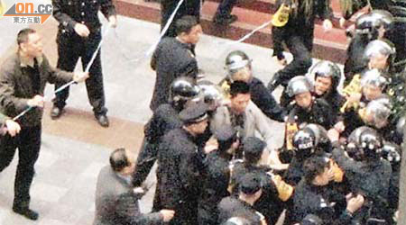 抗議者一度與警方衝突。（兩岸組深圳傳真）
