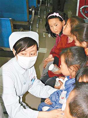 大批中毒兒童被送往醫院救治。	（中新社圖片）