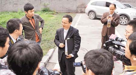 李莊辯護律師斯偉江（中）昨接受媒體採訪。	（中新社圖片）
