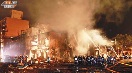 兩層高廠房被大火燒通頂。（本報新北市傳真）