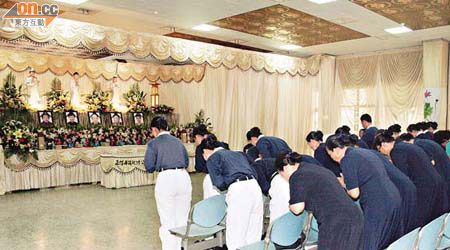 台灣慈濟會成員到靈堂向遇難者致哀。（張偉御攝）