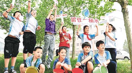 南方乾旱，北京也一樣缺水。圖為北京學生大力宣傳節水活動。	（中新社圖片）