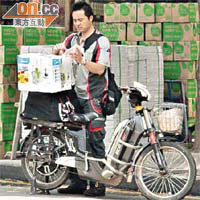 速遞員利用電動單車送貨。	（廖怡德攝）
