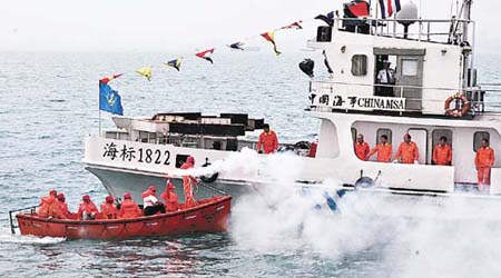 中國近期在南海近海不時舉辦演習。圖為瓊州海峽昨舉行救生演習。	（中新社圖片）