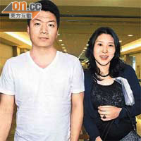 大陸地產商顏瑩（左）和夫人從北京抵台。 （本報台北圖片）