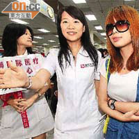 上海旅客胡曉芸到台灣做心血管掃描。台方派出健康秘書接待。 （本報台北圖片）