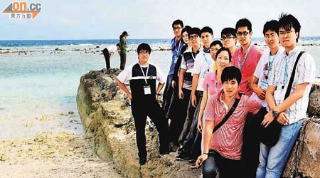 台灣的「南沙青年研習營」在太平島合影。（本報台北傳真）