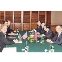 美國國務卿希拉妮（左一）與中國外長楊潔篪（右一）會晤。	（中新社圖片）