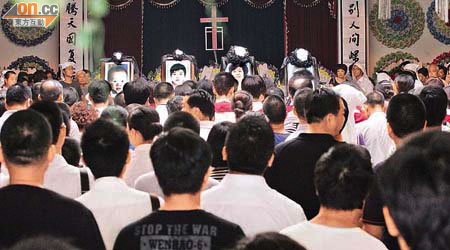 楊峰四名遇難家屬的遺照並排擺放在靈堂。（特派記者袁志豪攝）