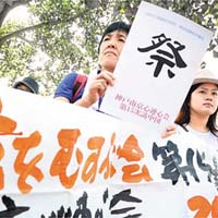 日本有團體也派代表到南京，參加悼念南京大屠殺遇難者的活動。（中新社圖片）