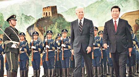 國家副主席習近平（右）與美國副總統拜登（右二）檢閱三軍儀仗隊。	（中新社圖片）