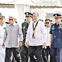 菲律賓總統阿基諾三世（前右二）昨出席軍艦歡迎儀式。（中新社圖片）