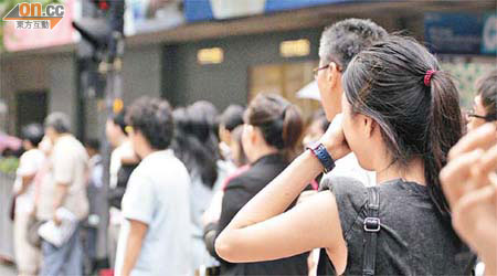 香港空氣質量不佳，市民過馬路時皆掩口鼻。	（高嘉業攝）