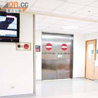 台大醫院病房昨日大門緊閉。	（張偉御攝）