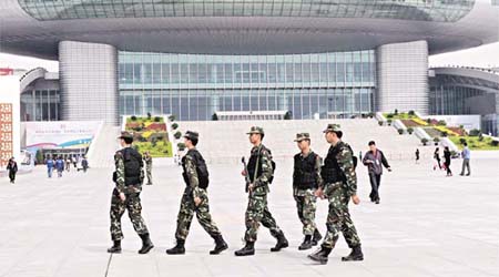 武警全副武裝在亞歐博覽會主場館外巡邏。	（中新社圖片）