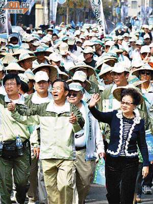 陳水扁（前左）曾大力推動入聯公投。