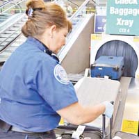 洛杉磯國際機場加強對貨物及行李的安檢。	（中新社圖片）
