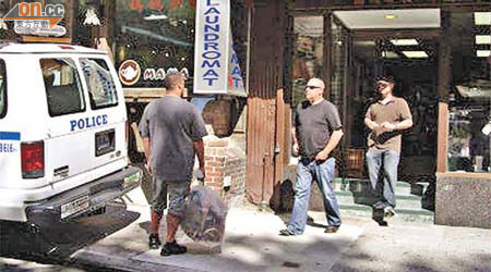 警方突擊檢查位於曼哈頓唐人街的紙紮舖。（本報美國傳真）