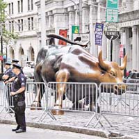 警察圍封華爾街金融牛，禁止示威者接近。（中新社圖片）